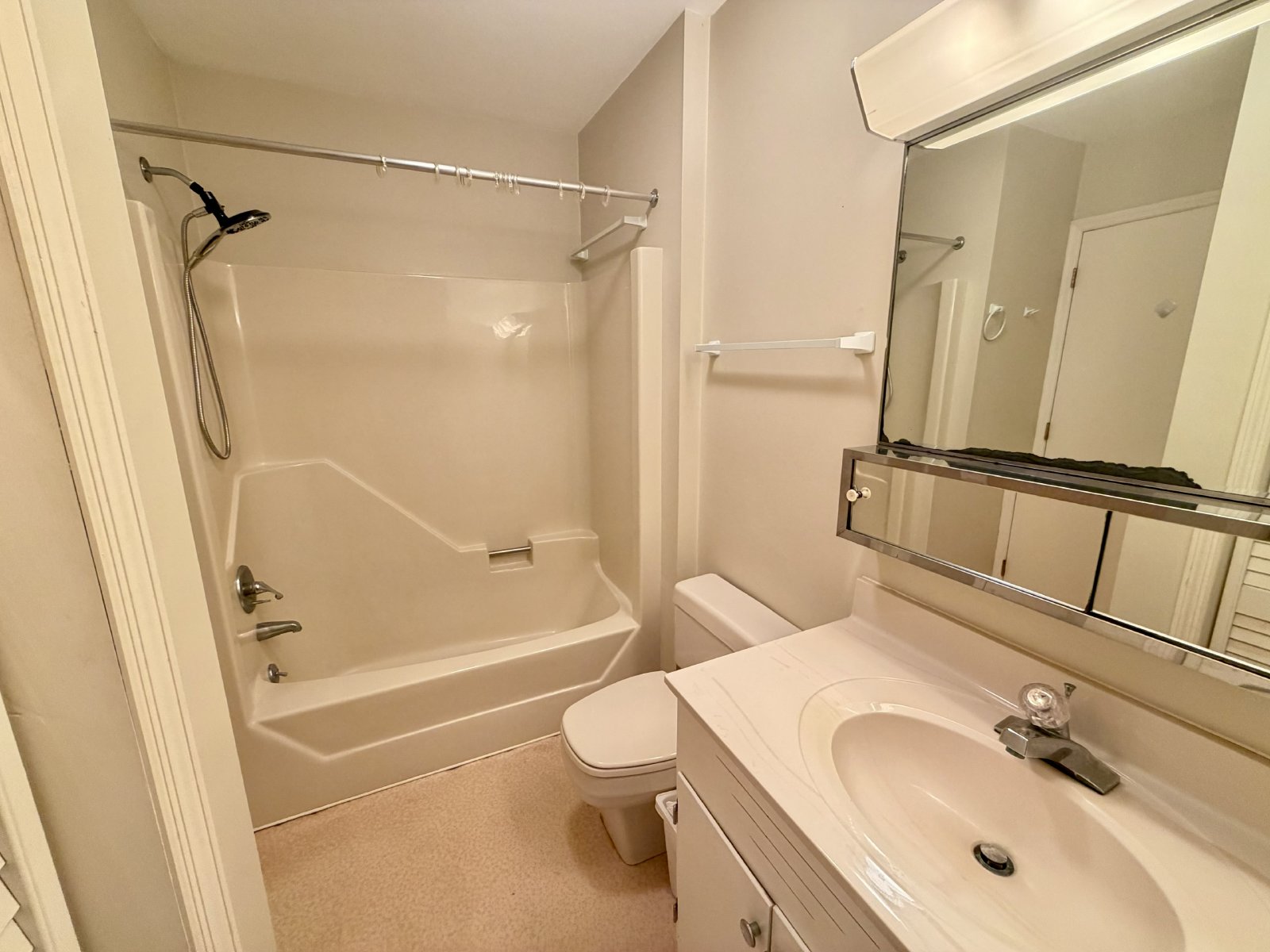 3 Bedroom/3 Bathroom Home on Kerr Lake that includes 3 Bonus Rooms property image