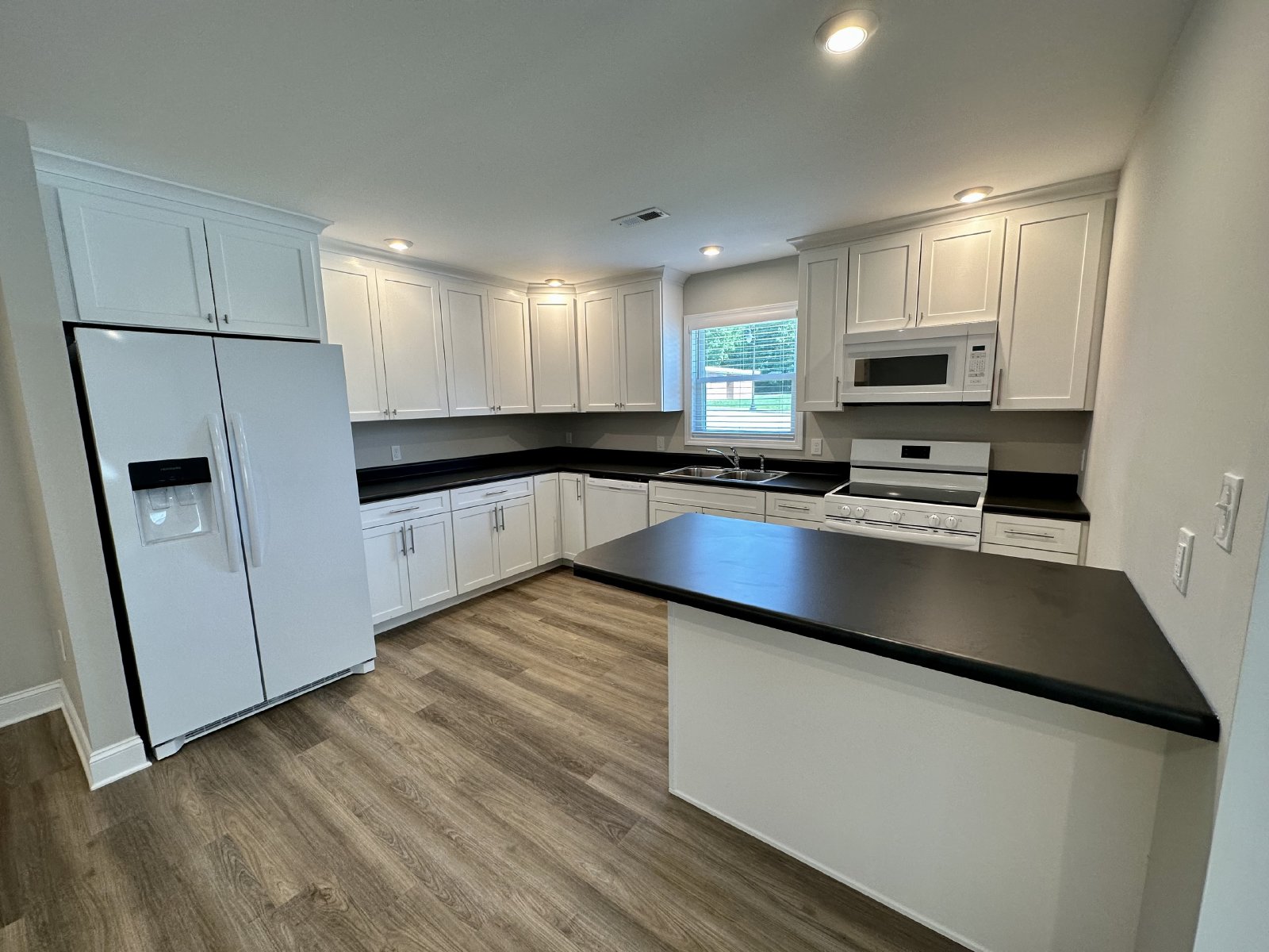 3 Bedroom/2 Bathroom Home that Includes Detached Garage and Lawn Maintenance property image