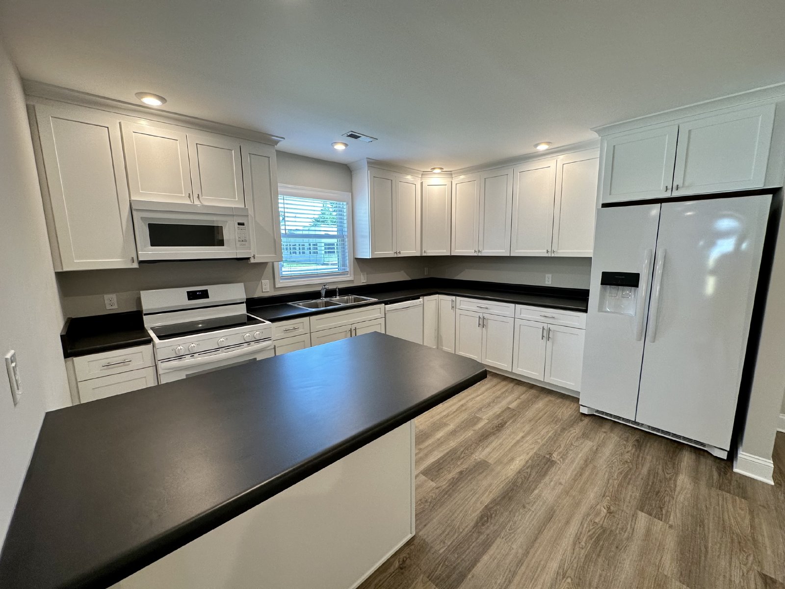 3 Bedroom/2 Bathroom Home that Includes Detached Garage and Lawn Maintenance property image