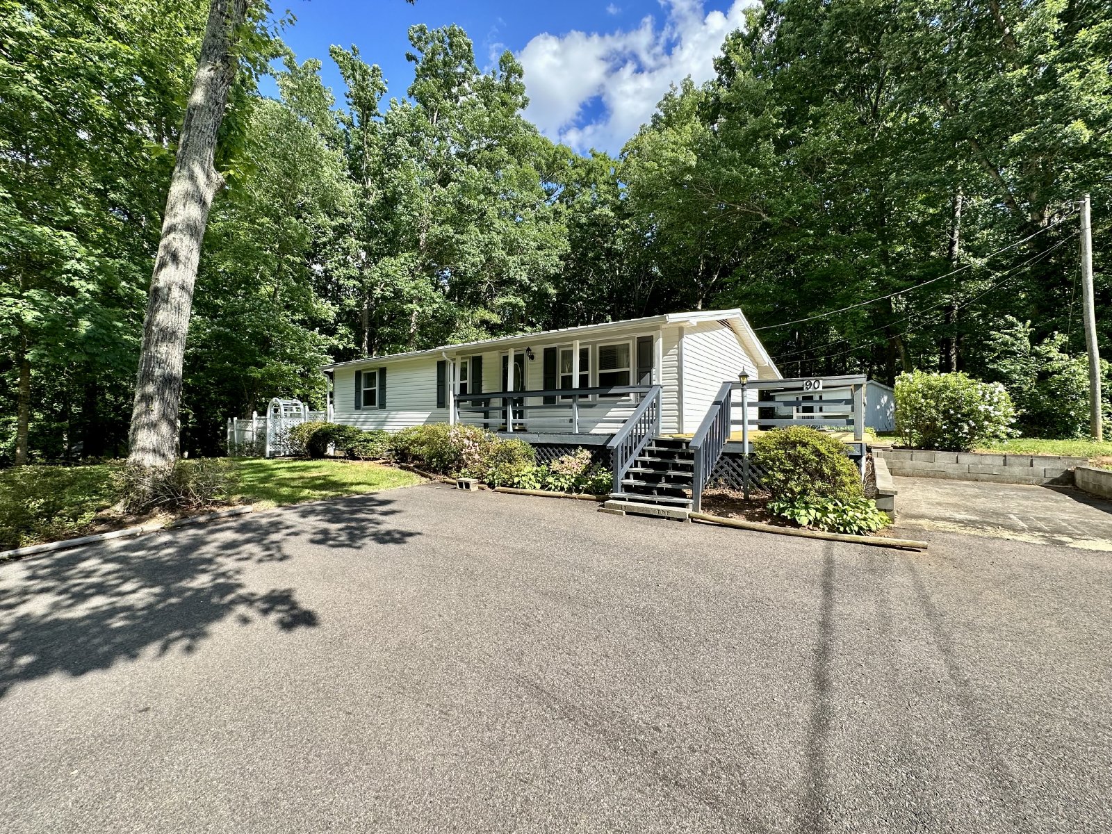 Lovely 3 bedroom/2 bathroom fully furnished home located in Tanglewood Subdivision property image