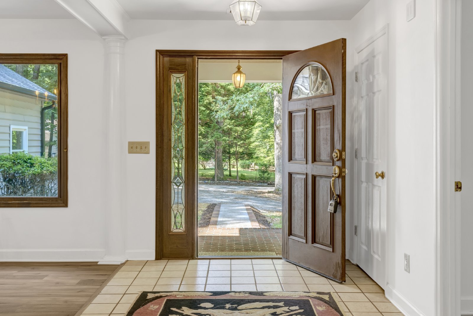 This WATERFRONT-FULLY FURNISHED-ALL INCLUSIVE HOME IS READY FOR YOU. property image