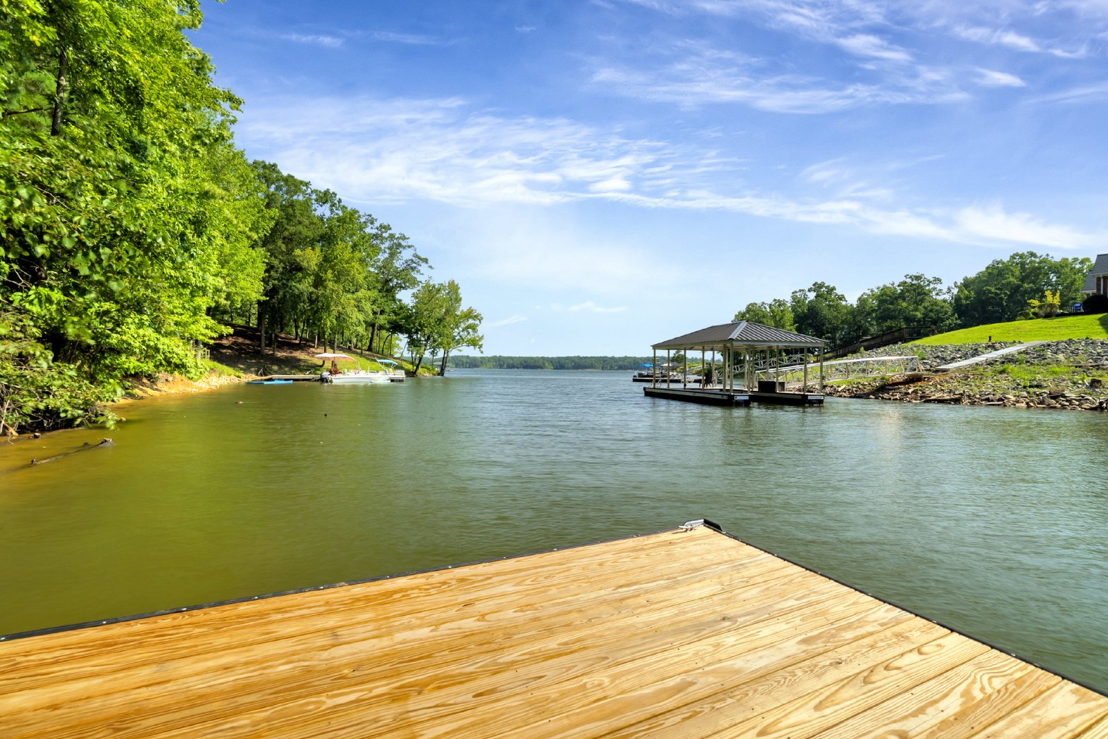 This WATERFRONT-FULLY FURNISHED-ALL INCLUSIVE HOME IS READY FOR YOU. property image