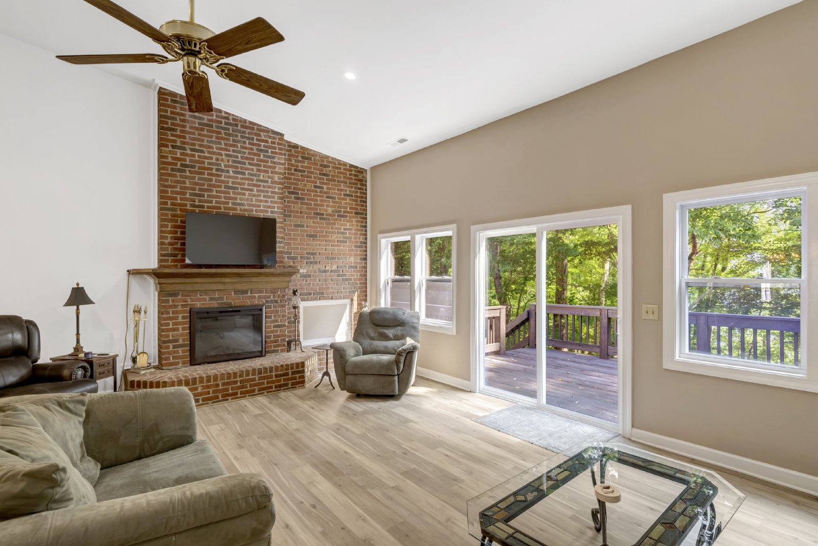 This WATERFRONT-FULLY FURNISHED-ALL INCLUSIVE HOME IS READY FOR YOU. property image