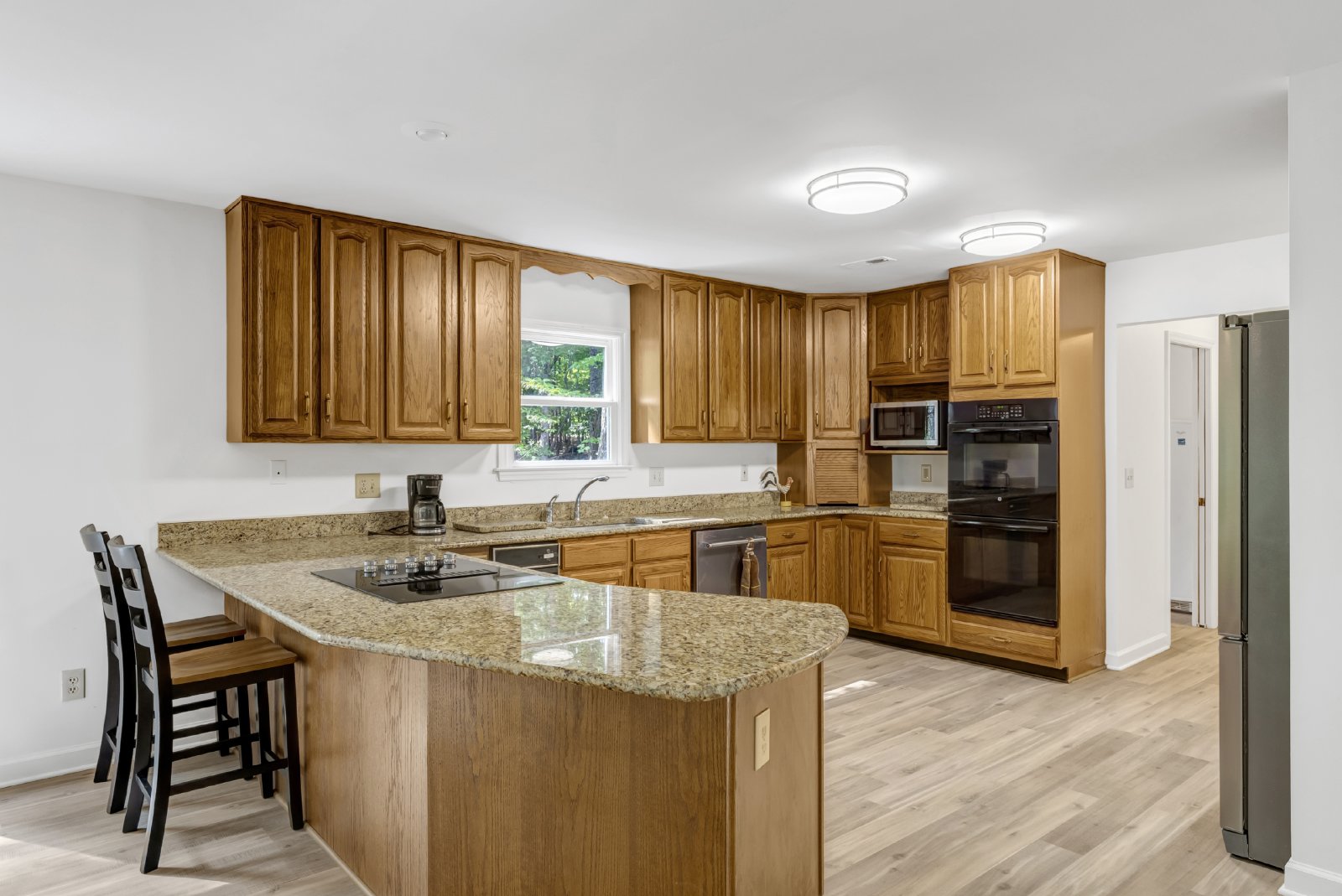 This WATERFRONT-FULLY FURNISHED-ALL INCLUSIVE HOME IS READY FOR YOU. property image