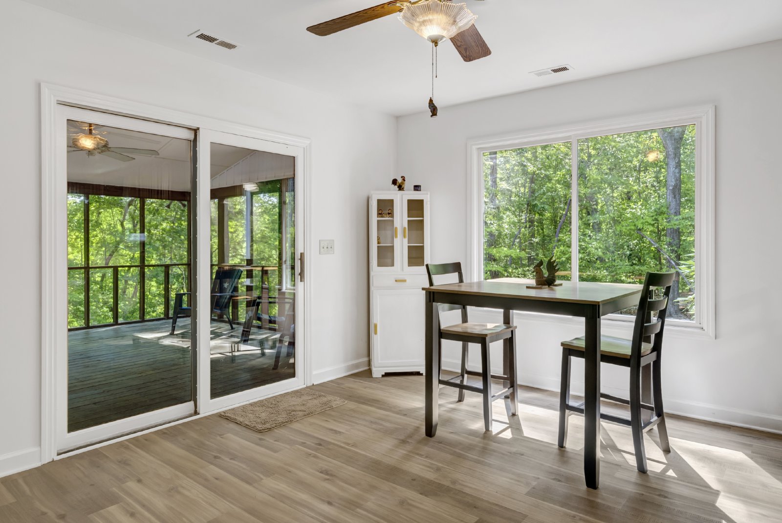 This WATERFRONT-FULLY FURNISHED-ALL INCLUSIVE HOME IS READY FOR YOU. property image