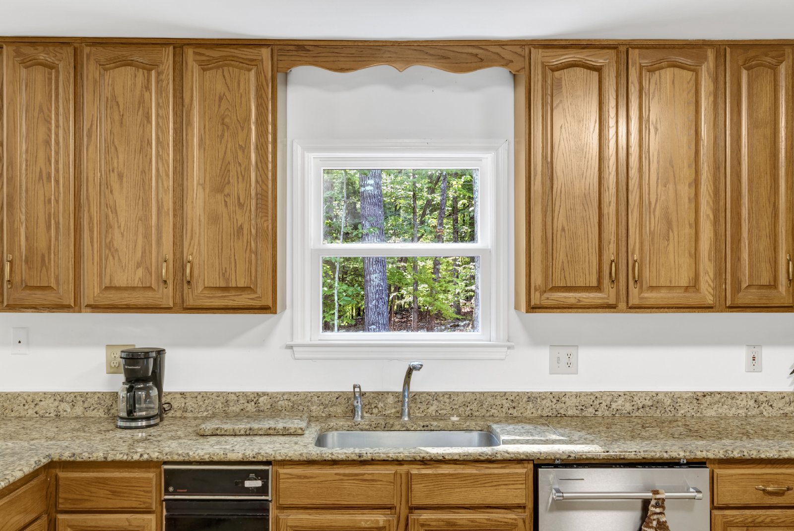 This WATERFRONT-FULLY FURNISHED-ALL INCLUSIVE HOME IS READY FOR YOU. property image