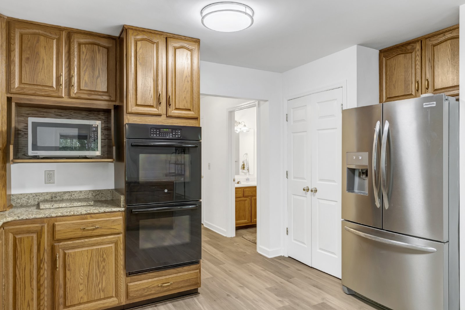 This WATERFRONT-FULLY FURNISHED-ALL INCLUSIVE HOME IS READY FOR YOU. property image