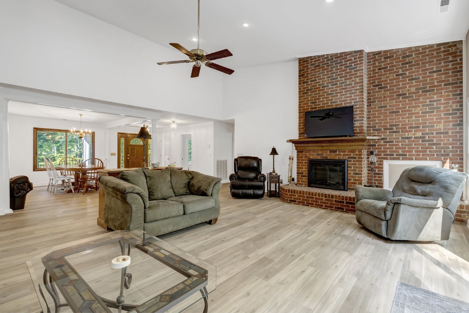 This WATERFRONT-FULLY FURNISHED-ALL INCLUSIVE HOME IS READY FOR YOU. property image