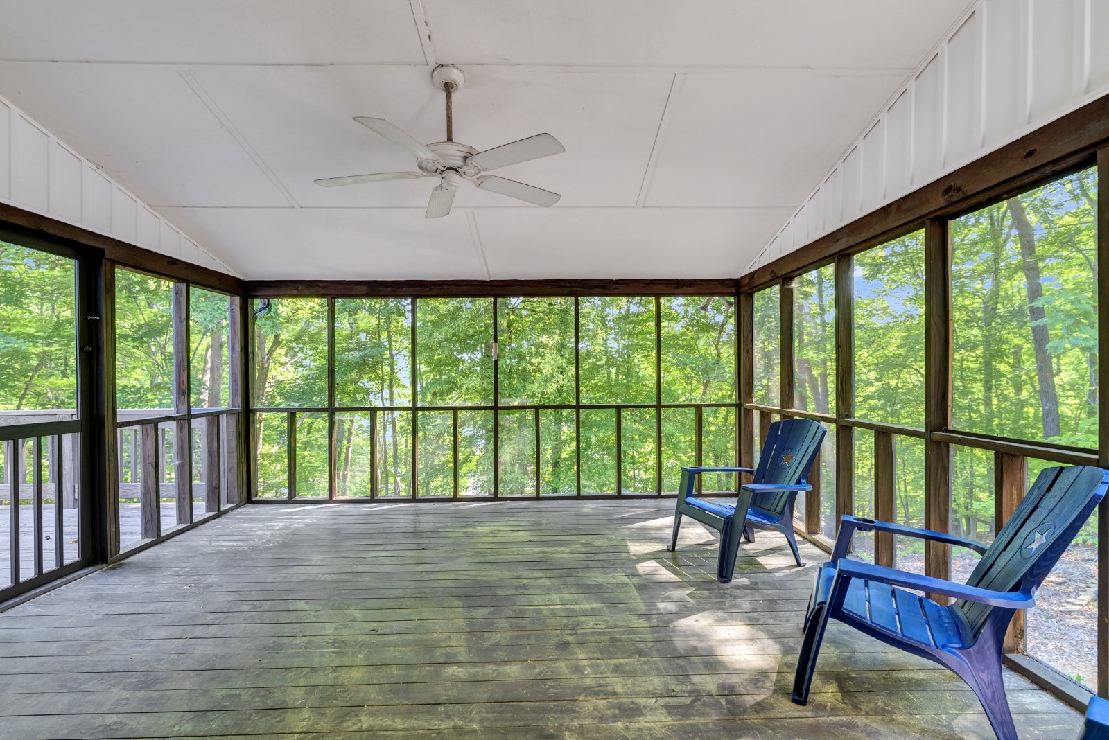 This WATERFRONT-FULLY FURNISHED-ALL INCLUSIVE HOME IS READY FOR YOU. property image