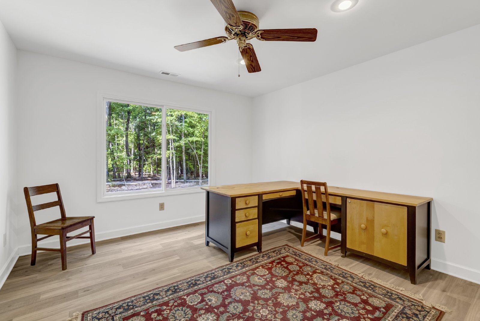 This WATERFRONT-FULLY FURNISHED-ALL INCLUSIVE HOME IS READY FOR YOU. property image