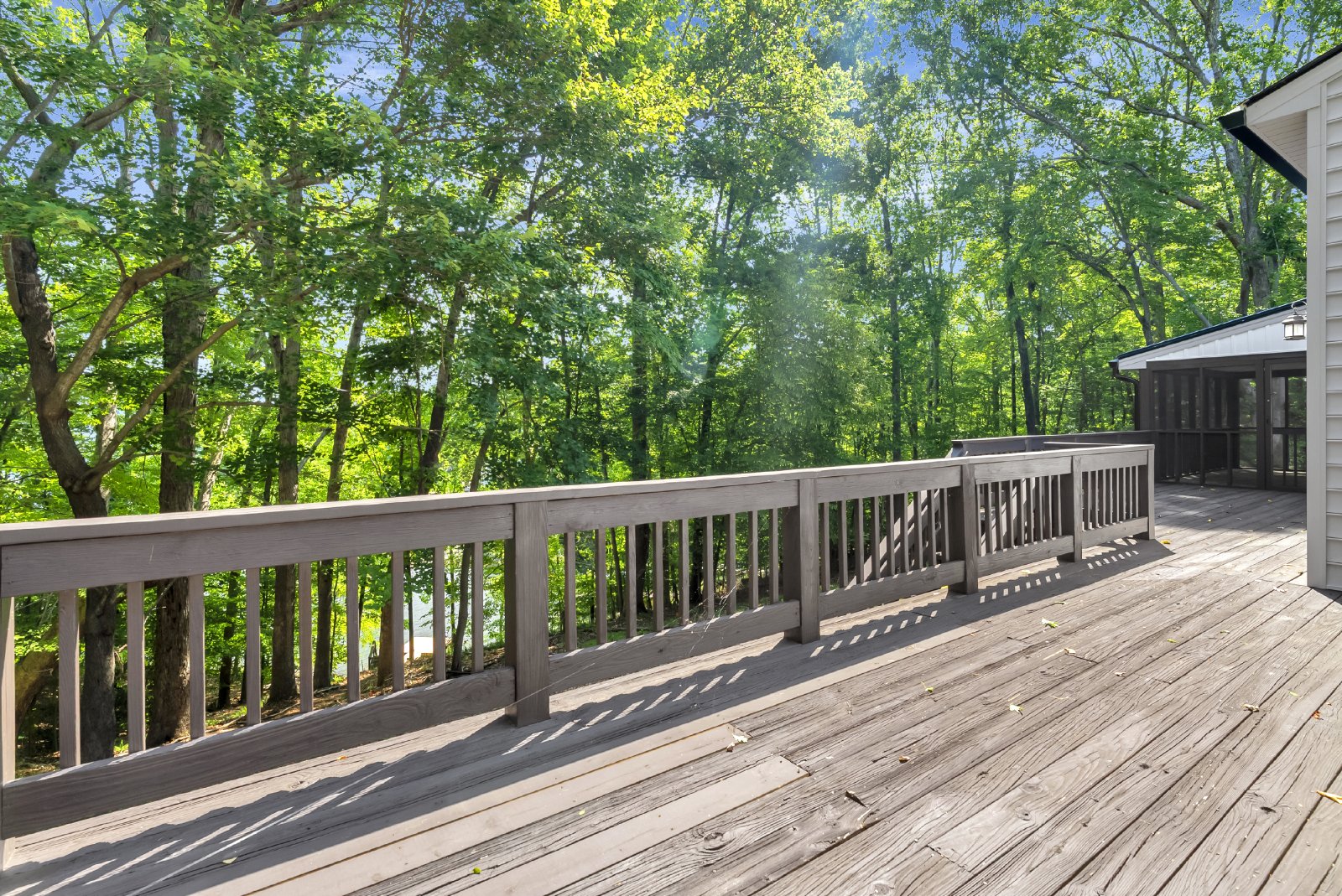 This WATERFRONT-FULLY FURNISHED-ALL INCLUSIVE HOME IS READY FOR YOU. property image