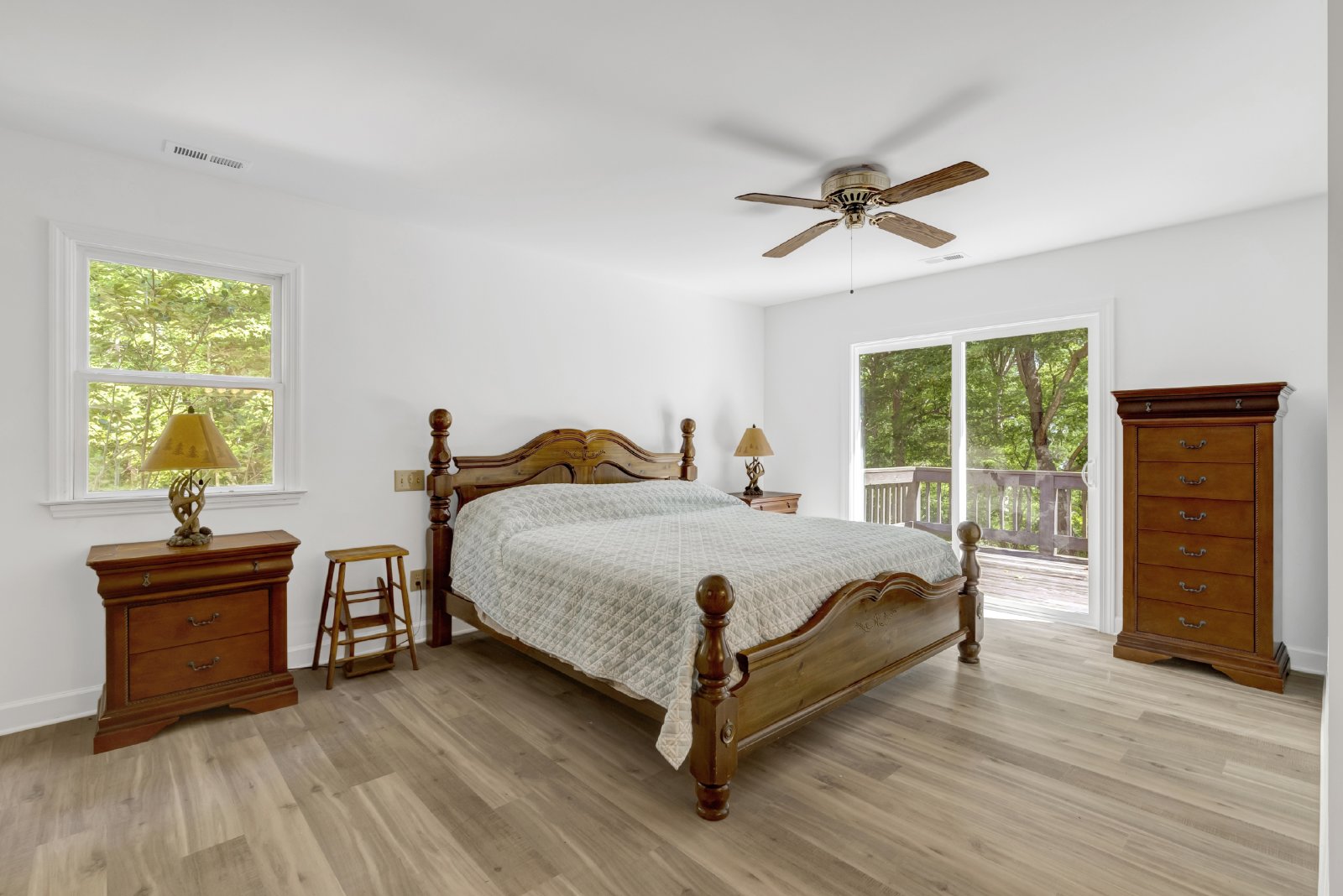 This WATERFRONT-FULLY FURNISHED-ALL INCLUSIVE HOME IS READY FOR YOU. property image