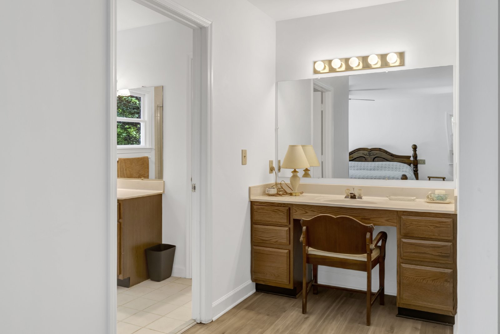 This WATERFRONT-FULLY FURNISHED-ALL INCLUSIVE HOME IS READY FOR YOU. property image