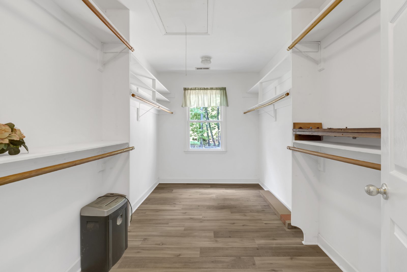 This WATERFRONT-FULLY FURNISHED-ALL INCLUSIVE HOME IS READY FOR YOU. property image