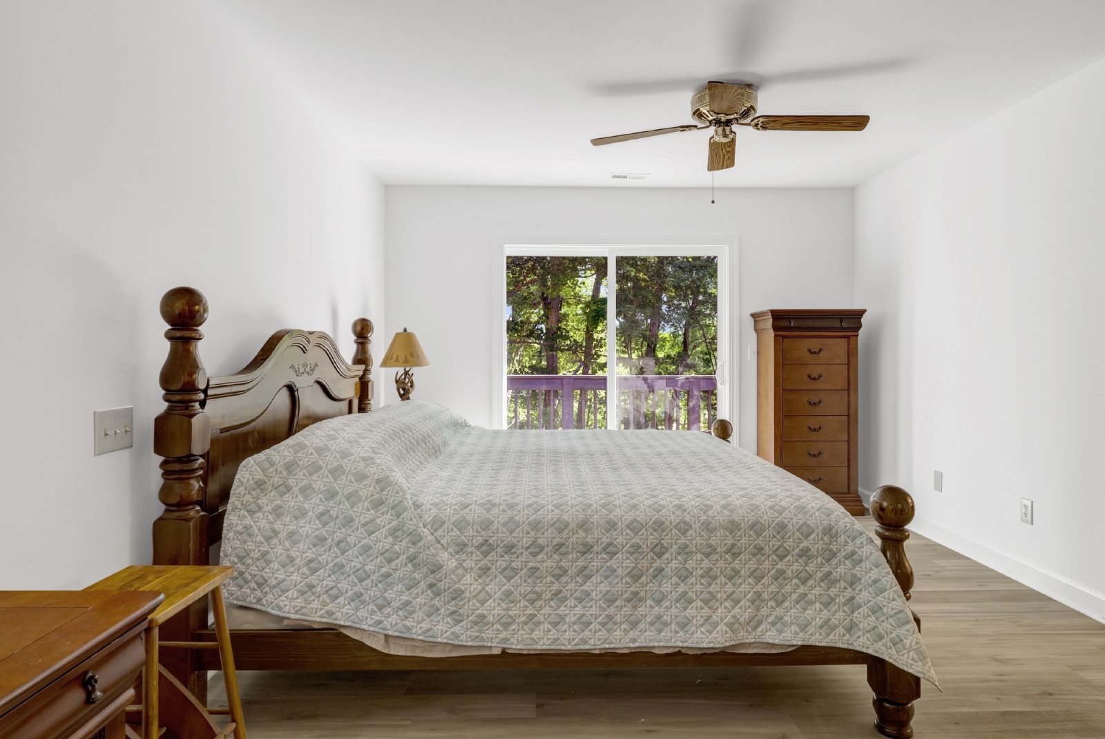 This WATERFRONT-FULLY FURNISHED-ALL INCLUSIVE HOME IS READY FOR YOU. property image