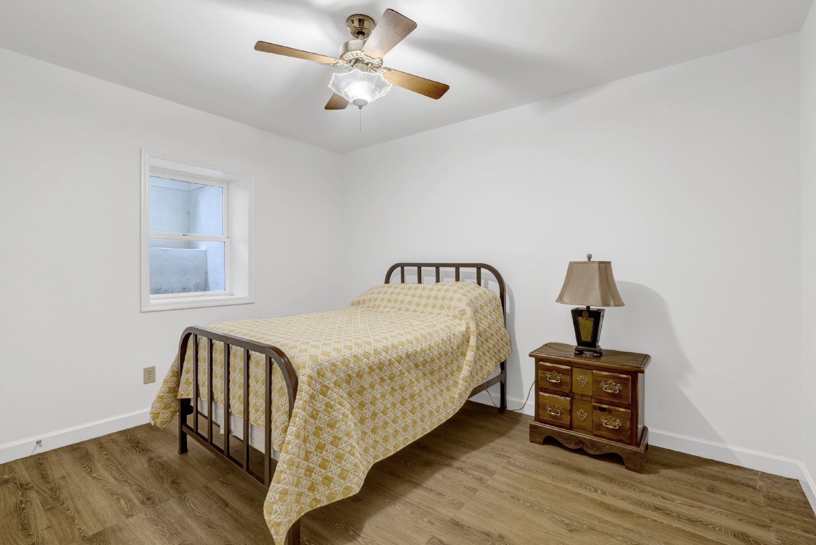 This WATERFRONT-FULLY FURNISHED-ALL INCLUSIVE HOME IS READY FOR YOU. property image