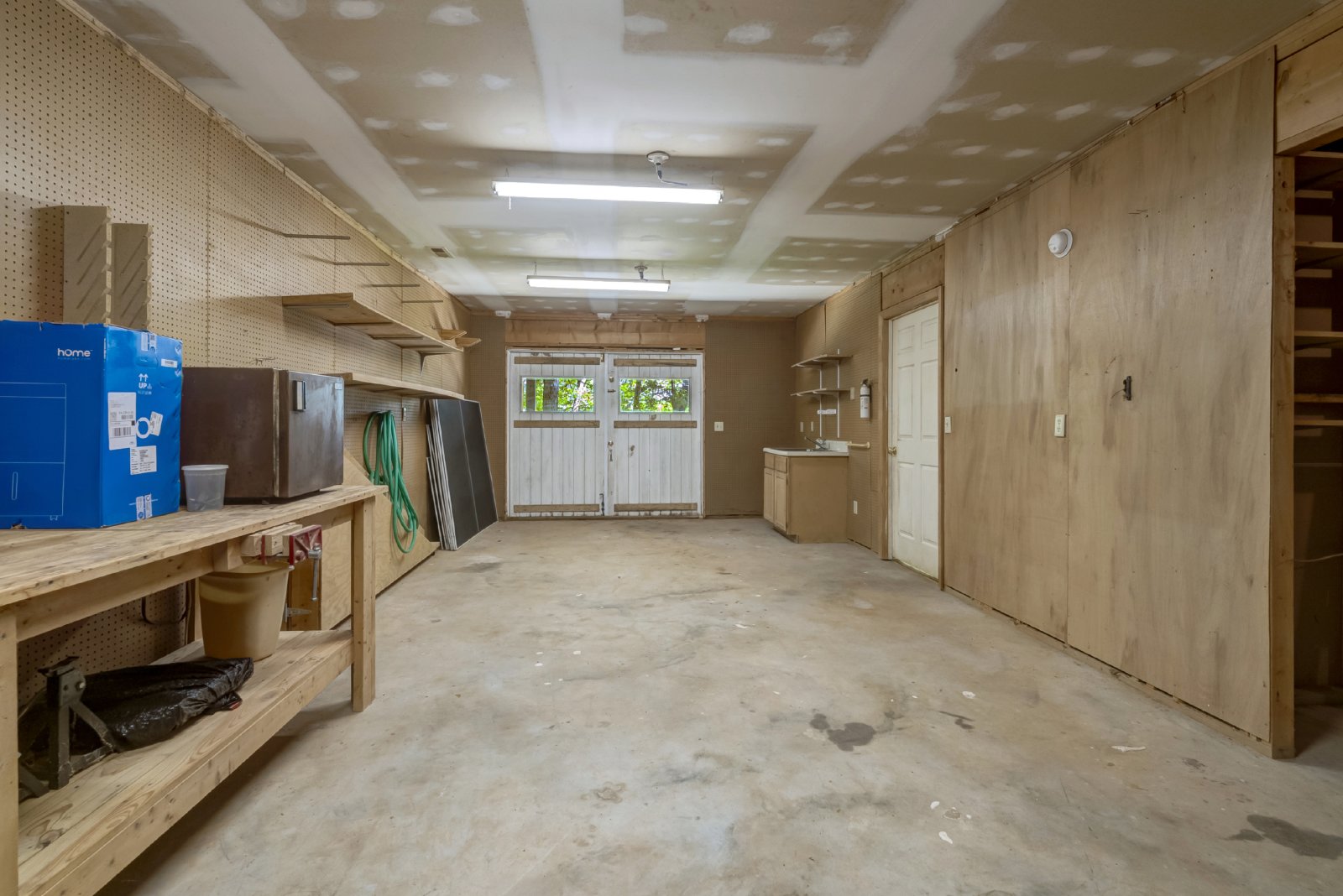 This WATERFRONT-FULLY FURNISHED-ALL INCLUSIVE HOME IS READY FOR YOU. property image