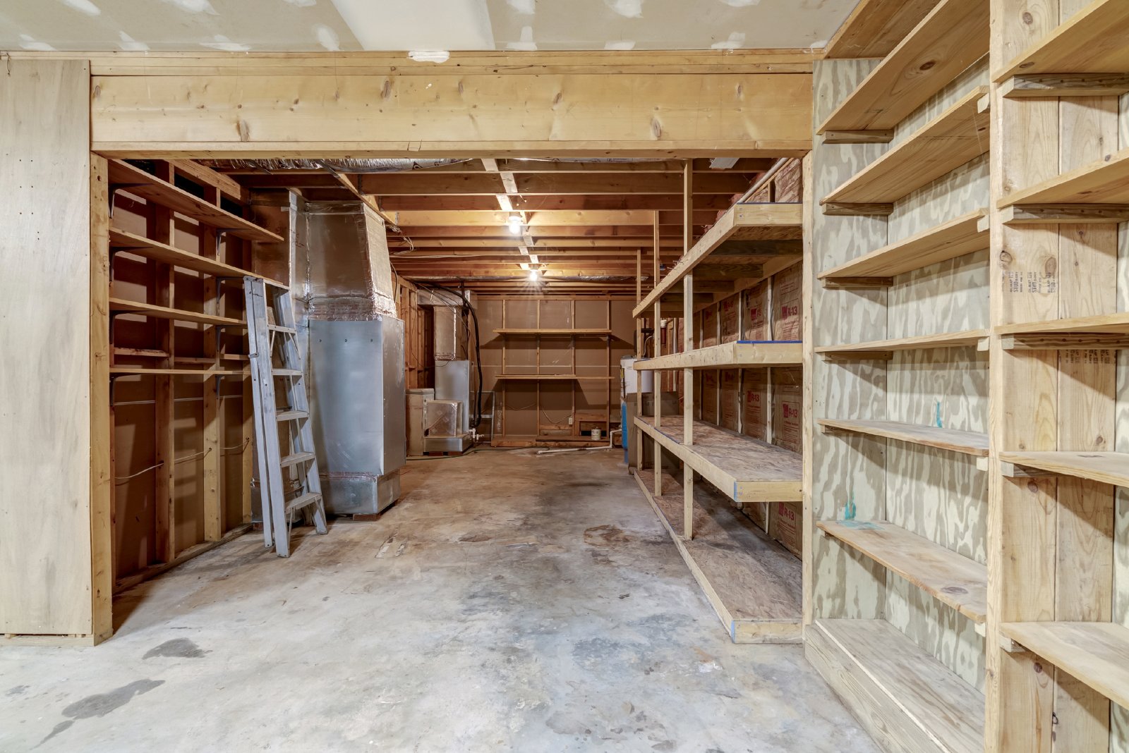 This WATERFRONT-FULLY FURNISHED-ALL INCLUSIVE HOME IS READY FOR YOU. property image