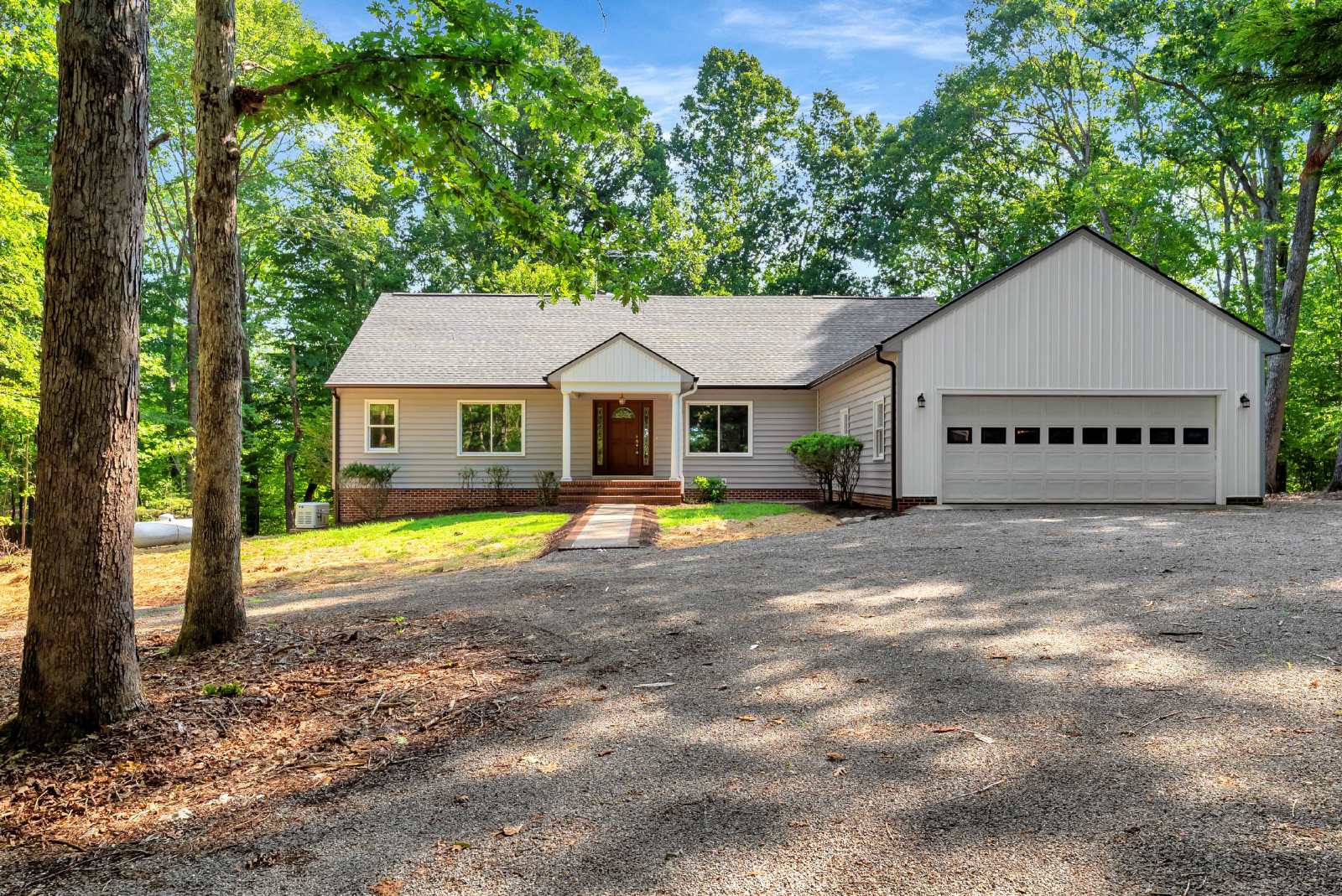 This WATERFRONT-FULLY FURNISHED-ALL INCLUSIVE HOME IS READY FOR YOU. property image