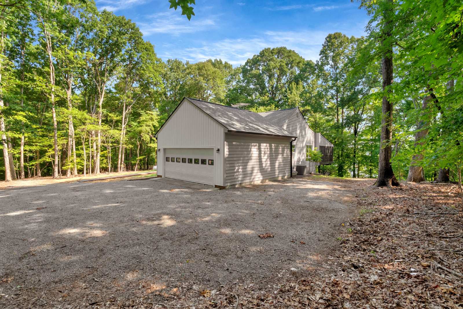 This WATERFRONT-FULLY FURNISHED-ALL INCLUSIVE HOME IS READY FOR YOU. property image